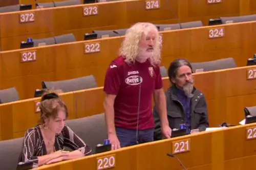 L'eurodeputato irlandese che va in Aula con la maglia del Torino
