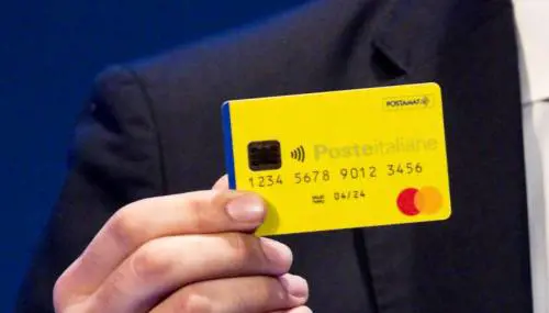 Aveva pagato l'album con il reddito di cittadinanza, denunciata cantante