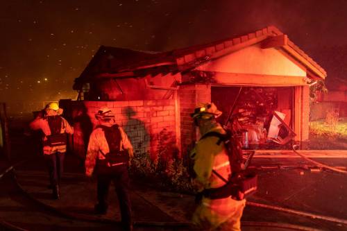 Maxi incendio a Los Angeles: un morto e 100 mila evacuati