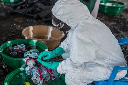 Ebola, l'Oms approva il primo vaccino mondiale contro il virus