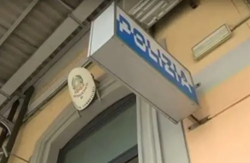 Lecco, aggredisce agenti e tenta di rubare pistola: preso senegalese