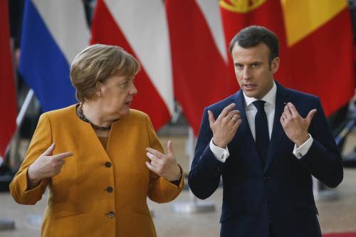 Accordo tra Macron e Merkel: "Ok all'attivazione del Mes"