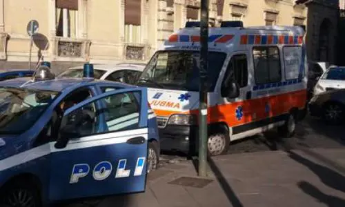 Lancia la moglie dalla finestra: vittima salvata dal tendone