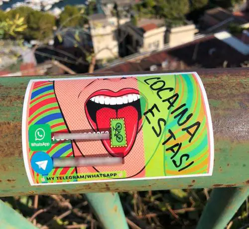 Adesivi che pubblicizzano lo spaccio di droga: la denuncia dei residenti di Posillipo