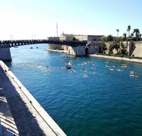 Taranto, oltre settanta canoisti in acqua per pulire il mare