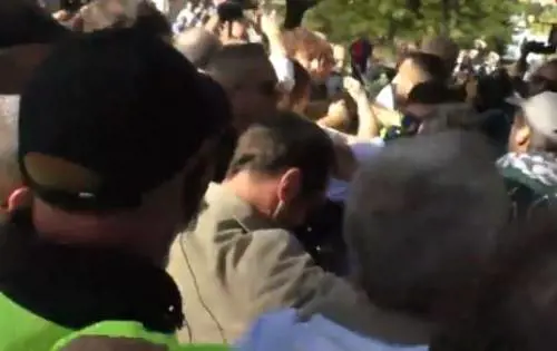 Gli attivisti grillini contestano i giornalisti: insulti e spintoni