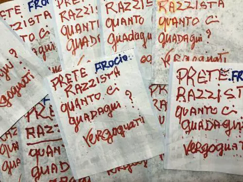 Volantini contro Don Biancalani: "Quanto ci guadagni sui migranti?"