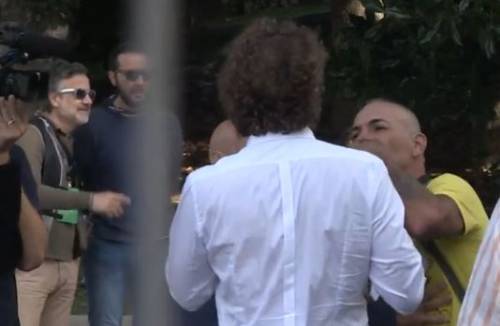 Italia a 5 Stelle: insulti e spintoni contro giornalisti all’arrivo di Virginia Raggi
