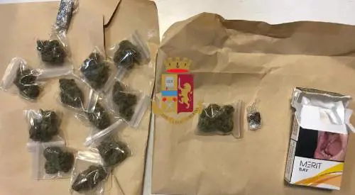 Scoperto a spacciare in strada, arrestato
