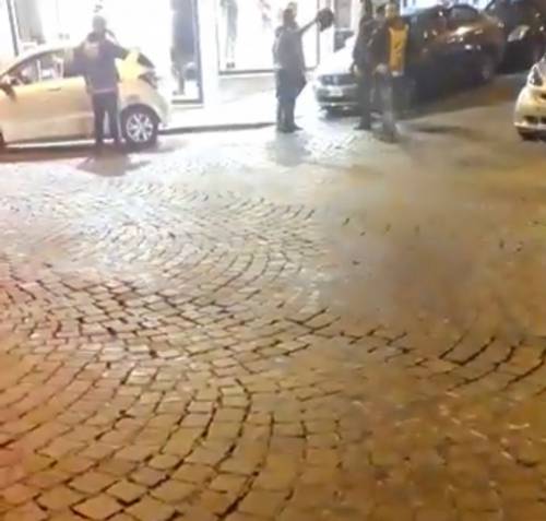 Panico tra le vie di Napoli: mega rissa tra parcheggiatori abusivi in Via dei Mille
