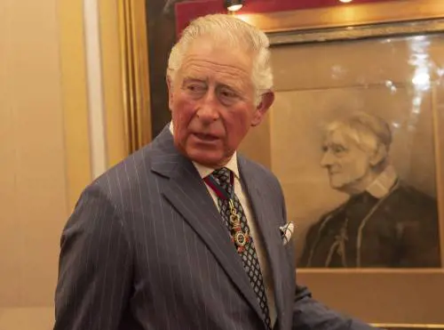 Carlo supera le controversie sul suo ducato