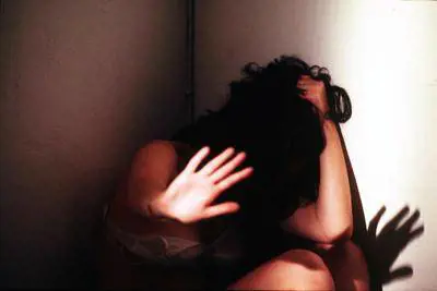 Accoglie in casa un migrante e si innamora: lui la picchia per mesi