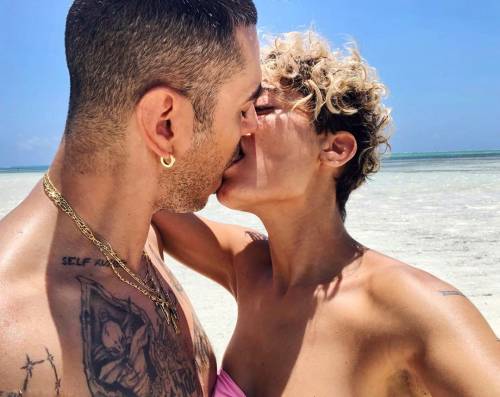 Elodie e Marracash fanno sul serio: arriva il bacio su Instagram