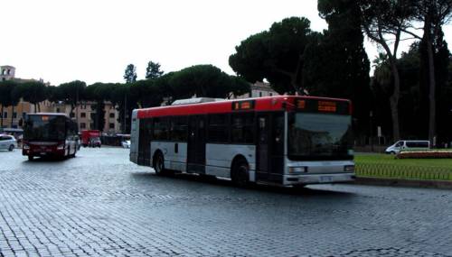 Paura sull'autobus: passeggero rapinato da un marocchino