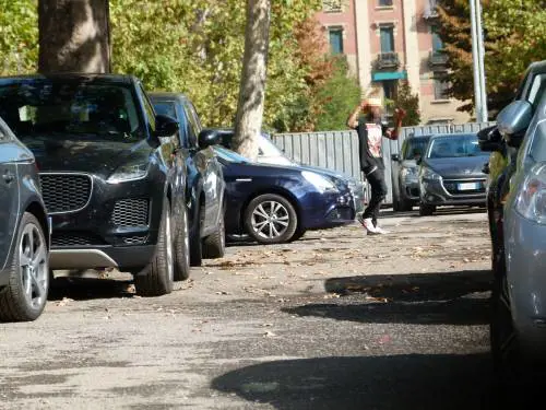Auto rotte e minacce continue. Il racket dei parcheggiatori abusivi africani