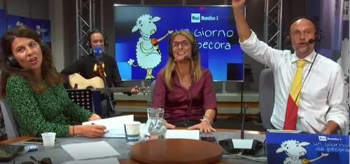 La senatrice Pd canta 'Bandiera rossa'