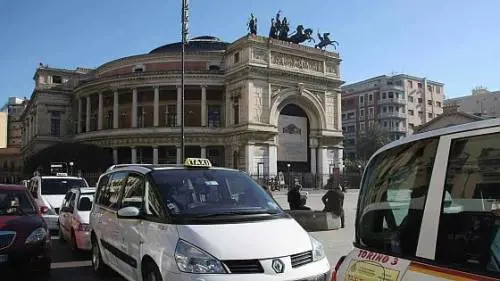 Tassista abusivo scappa ai controlli dei vigili ma viene bloccato dai turisti che aveva a bordo