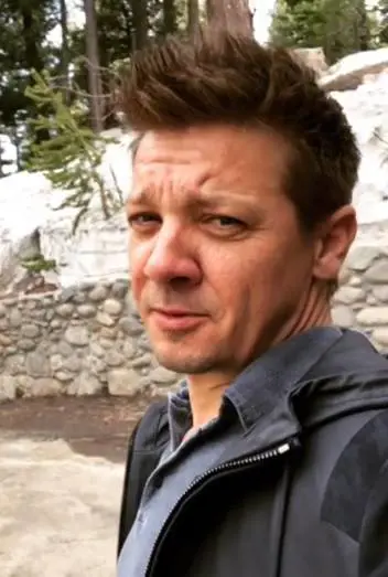 Star di Avangers, Jeremy Renner, accusato dalla moglie: "Ha tentato di uccidermi"