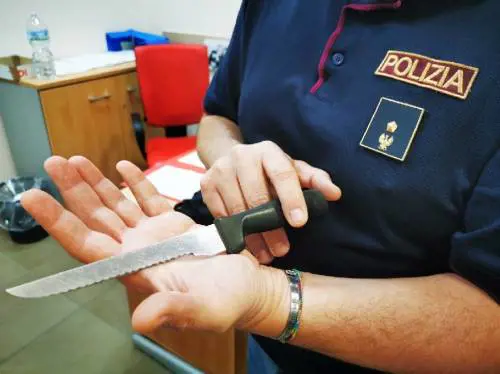 Senza biglietto e con un coltello nello zaino, denunciato