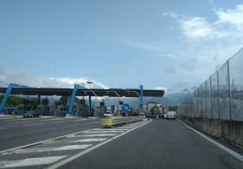 In fuga con la droga: la corsa contromano sull'autostrada