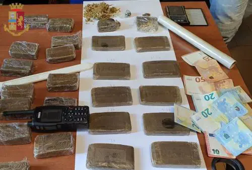 Roma, scoperto fortino della droga tra Acilia e Fiumicino: in manette due romani