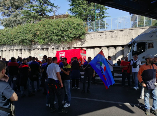 Whirlpool annuncia la chiusura a Napoli: scatta lo sciopero