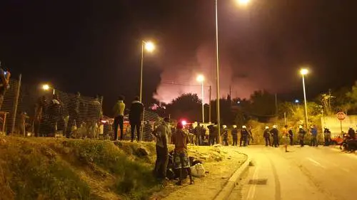 L'incendio nel campo migranti di Samos