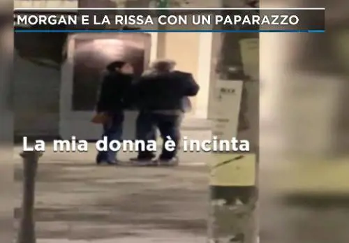 Mattino 5, video rissa tra Morgan e paparazzo: "La mia donna è incinta, co..."