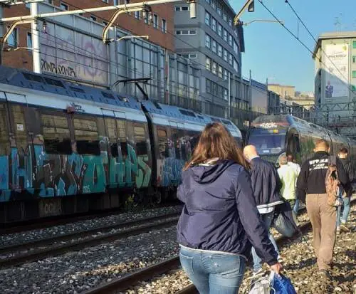 Fumo su un treno della Circumvesuviana, passeggeri in fuga sui binari
