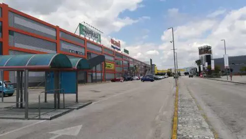 Rapinata impiegata di un centro commerciale: colpo da 130mila euro