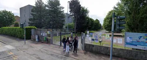 Maniaco mostra il pene a una ragazzina fuori dalla scuola