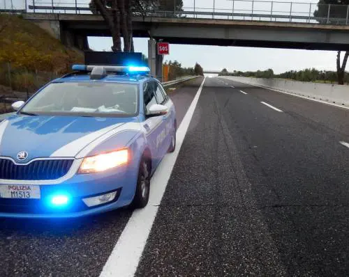 Francese scavalca guard-rail per fare pipì e cade giù dal viadotto
