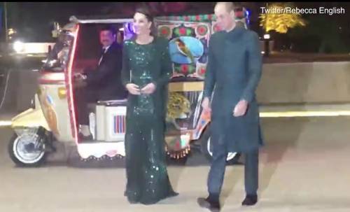 Kate e William sul "tuk tuk" in Pakistan