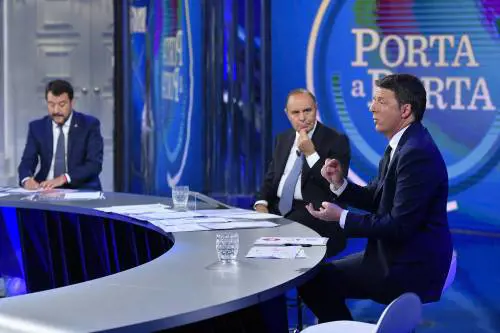 Stesso look e stesse smorfie. Tra Renzi e Salvini è pareggio