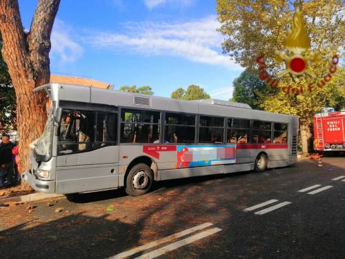 Roma, autobus contro un albero: decine i feriti, alcuni in codice rosso