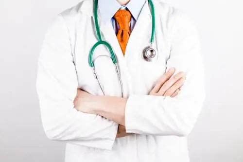 Medico militare si fingeva malato ma faceva il chirurgo estetico in una clinica privata