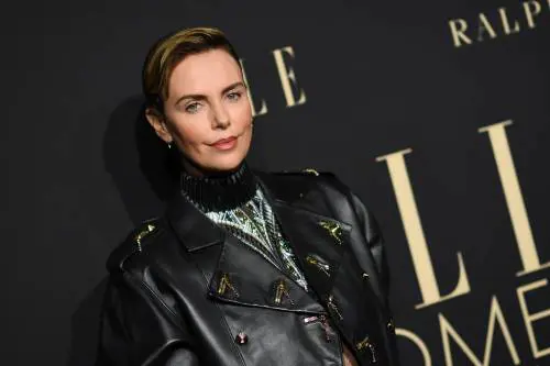 Charlize Theron nega il flirt con Brad Pitt