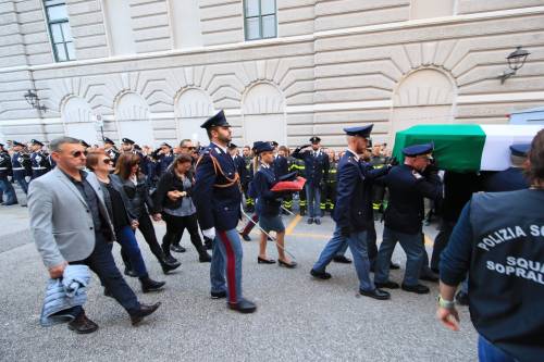 Sparatoria Trieste, in migliaia salutano gli agenti uccisi