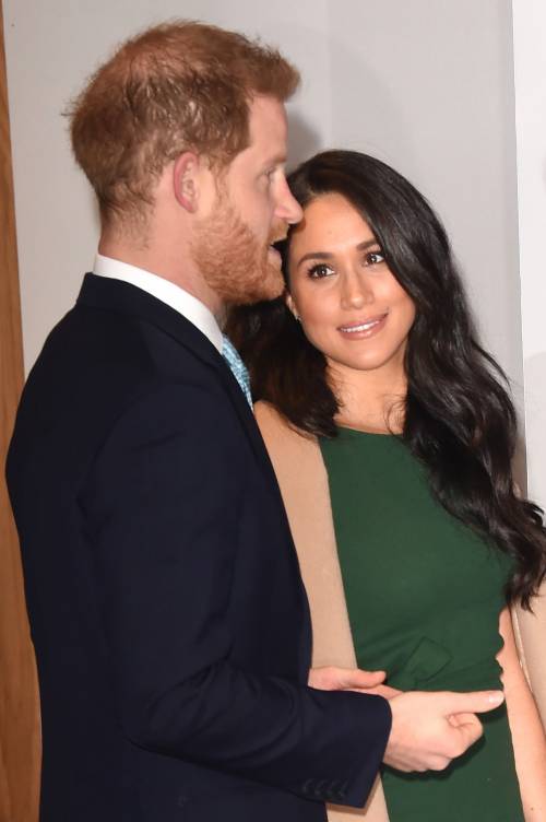 Harry commosso gioca con Meghan con i piccoli pazienti di WellChild