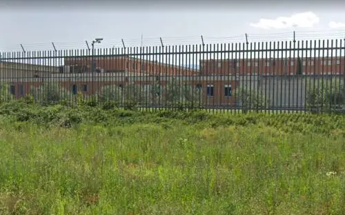 Detenuto nordafricano non vuol tornare in cella e aggredisce un agente