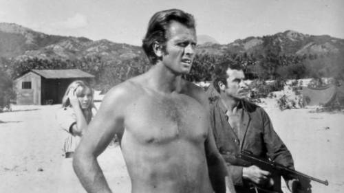 Il figlio dell'attore che ha interpretato Tarzan uccide la madre a coltellate