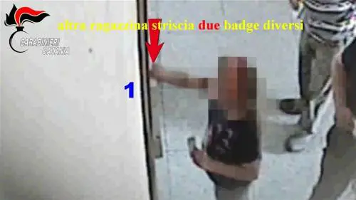 Mandavano i figli piccoli a timbrare il cartellino: scoperti 48 assenteisti