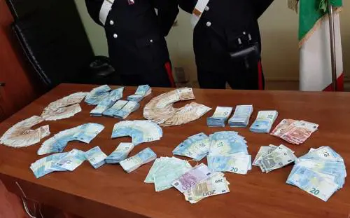 In strada con 48mila euro nel borsello: finisce denunciato