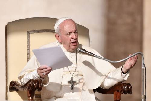 Papa Francesco lancia l'allarme: "Certi politici parlano come Hitler"