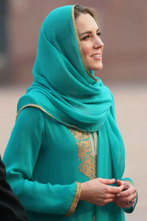 Pakistan, Kate Middleton con il velo per la visita in moschea