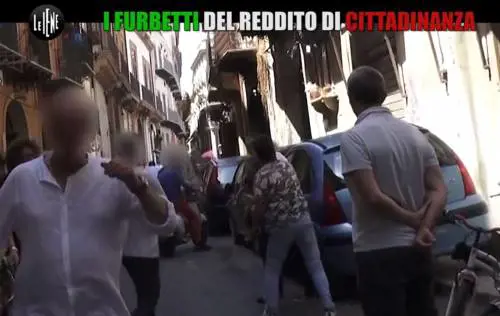 "Non fare lo sbirro": la iena La Vardera presa a calci e pugni