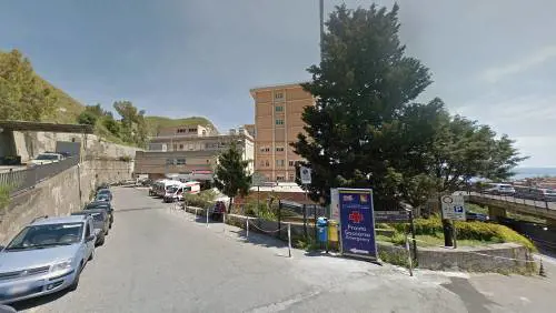 Minaccia con un coltello medici e infermieri del pronto soccorso: arrestato