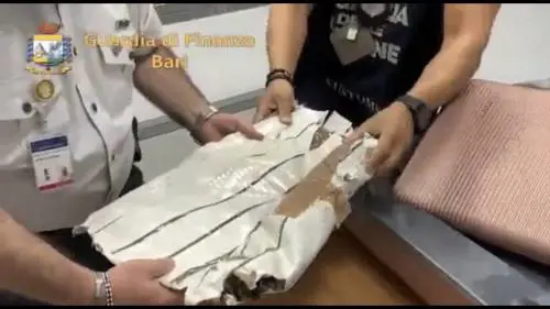 Da Atene a Bari con 3 chili di eroina in valigia: nei guai coppia di napoletani