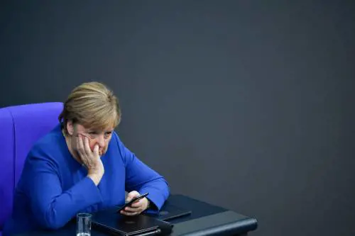 Merkel e i 30 anni del muro: "Basta odio e antisemitismo"