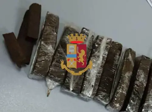 Spaccia hashish in strada, arrestato a 64 anni